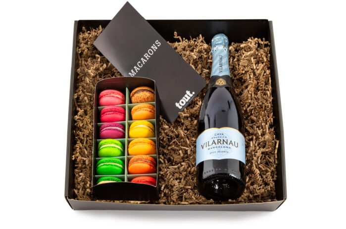 Giftbox zwart & doos macarons (aan te vullen met cava of champagne)